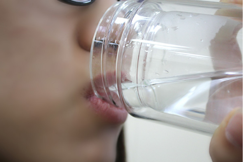 成年人测量腋窝得到37.2度，体温不正常代表发低烧了。