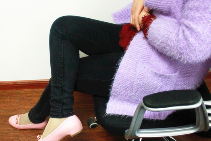 疼痛的时候可以多喝热水或者采取艾灸方式治疗