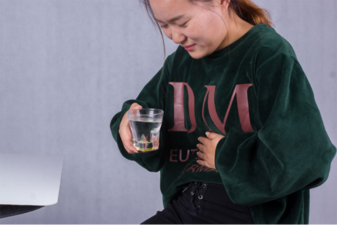 可以适当服用容易消化的碱性食物能够中和胃酸