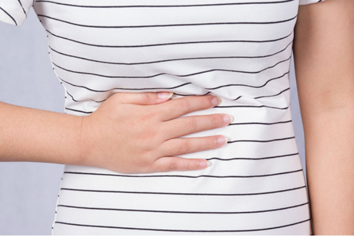 可以按摩足三里、三阴交、中脘穴、内关穴等穴道