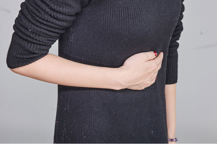 可能是食用了生冷、辛辣刺激性的食物或者疾病引起的