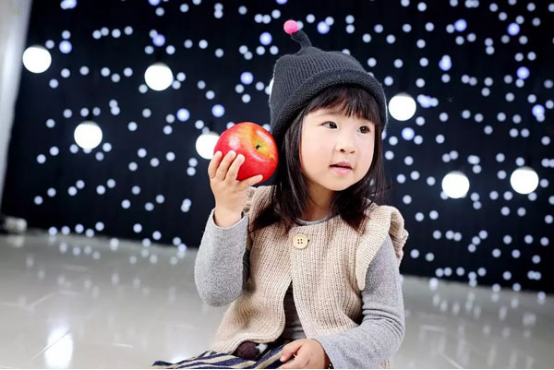 家长可以熬一些枇杷水给小孩喝,枇杷具有止咳润肺的作用 家长可以熬一些枇杷水给小孩喝,枇杷具有止咳润肺的作用