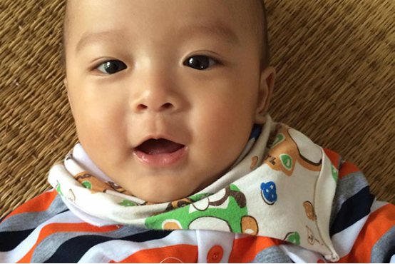 婴儿患喉炎的主要症状有声音嘶哑、啼哭无力、喉咙痛、咳嗽有痰、气喘、呼吸不畅,严重时还会出现发热、畏寒、食欲不振等症状 婴儿患喉炎的主要症状有声音嘶哑、啼哭无力、喉咙痛、咳嗽有痰、气喘、呼吸不畅,严重时还会出现发热、畏寒、食欲不振等症状