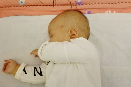 有可能是婴儿在白天的时候受到了惊吓或者是刺激,使得睡觉的时候神经兴奋性增高,导致出现这样的情况 有可能是婴儿在白天的时候受到了惊吓或者是刺激,使得睡觉的时候神经兴奋性增高,导致出现这样的情况