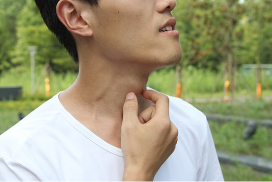 白天咳嗽但是晚上不咳嗽的情况通常出现在中老年人身上，这是慢性咽炎和慢性支气管炎会出现的情况