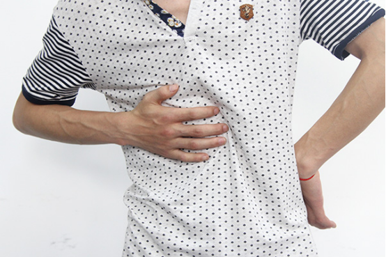 肺的下端部位是在心脏的上面，肺分为两部分，左边右边各有一个，左边的肺分为上下两叶，而右边的肺分为上中下三叶