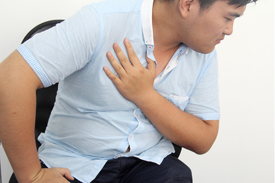 感染性肺炎会有发热，咳嗽，胸痛，身体无力，心悸等症状，严重的情况下还会有腹泻，咳嗽带血丝等症状