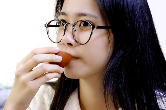 喝酒之后，血液供应量会变多，从而会出现面色潮红，皮肤表面温度升高的情况