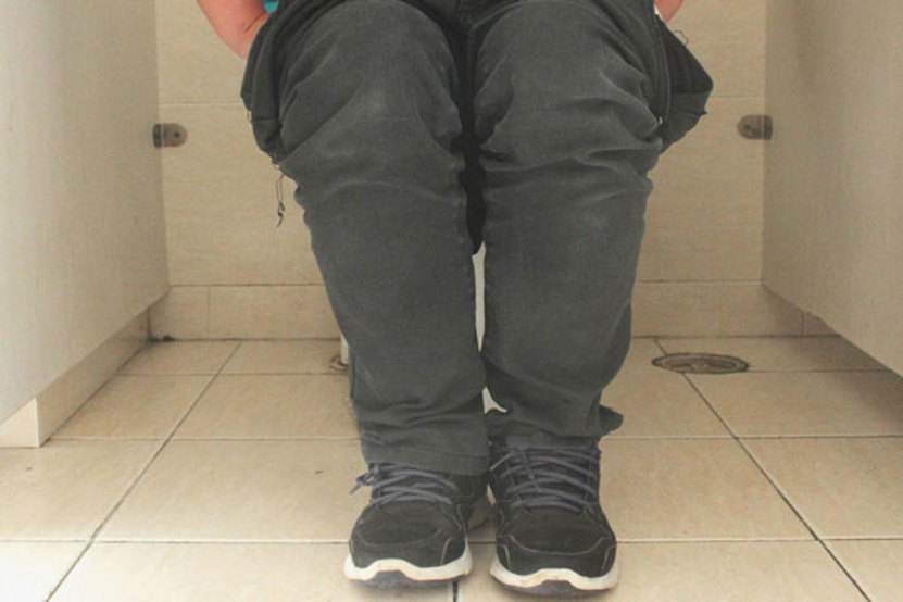 在便秘的时候，想要快速排便，患者可以尝试多喝水来刺激肠道蠕动，促使产生便意。