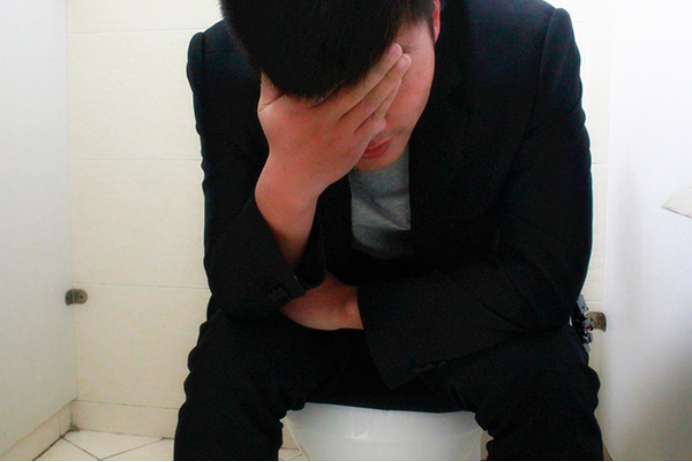 ，经常吃一些油腻辛辣或者刺激的食物以及怀孕的女性、久坐不动的人都容易有便秘