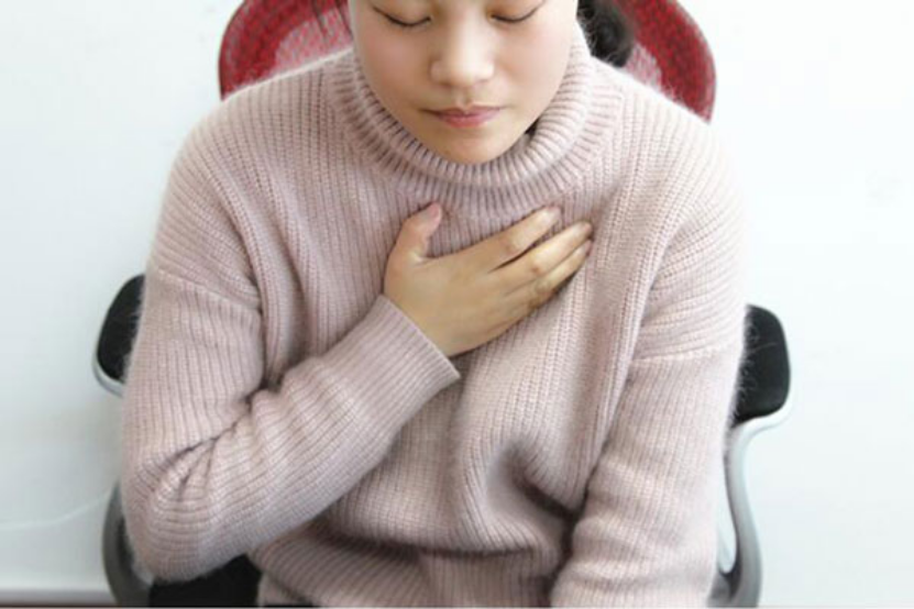 想要缓解反胃恶心的不适感,可以通过饮食调理和吃药的方法来缓解。 想要缓解反胃恶心的不适感,可以通过饮食调理和吃药的方法来缓解。