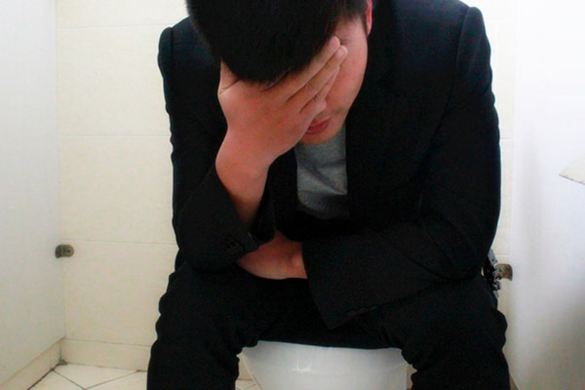 拉屎拉出血可能跟肠道疾病，饮食、卫生习惯等因素有关。