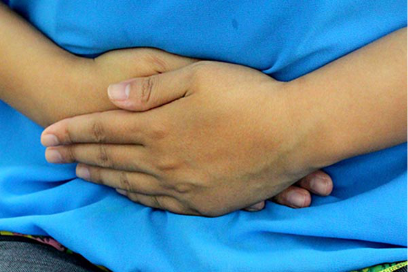 如果胃突然疼痛的话，可以蹲下来用上身压住腿部，紧紧的将胃部压住，可以及时的缓解胃痛。