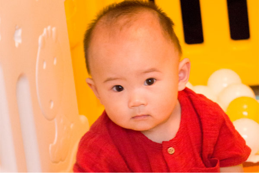 婴儿出现肚子胀的现象，常见的是由消化不良或者肚子着凉引起的。