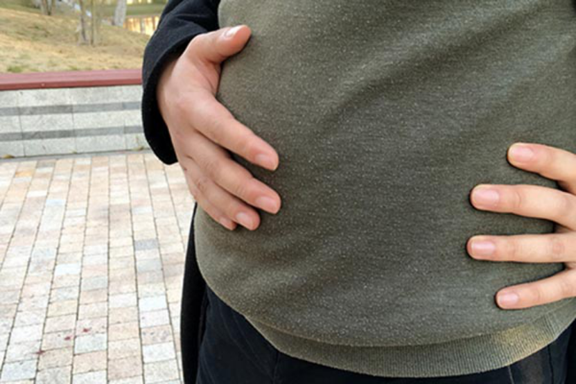 肚子、腰上的肉多是肥胖的人典型表现。