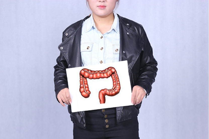 正常情况下，大便是黄色的，偶尔出现大便颜色发黑，身上没有不适症状，要考虑食物色素吃多了造成的。