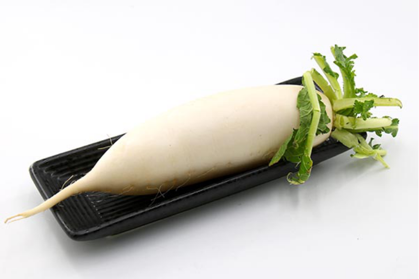 吃饭速度快，吃太多淀粉食物就会胀气，少量喝凉水刺激肠胃蠕动排气，可以缓解身体不适。