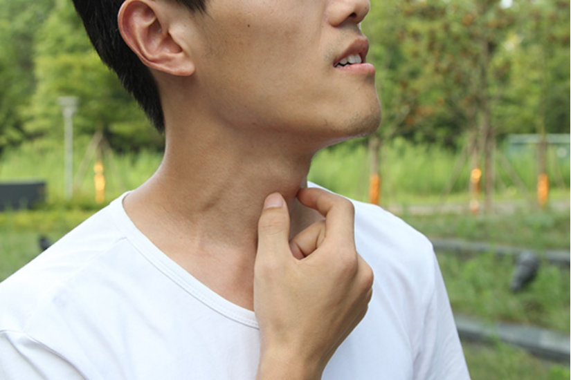 人们在平时吃东西的时候，如果吃得过烫的食物或者是过于刺激的食物，都很有可能会损伤到食道粘膜，从而导致食道部位出现发炎的症状。