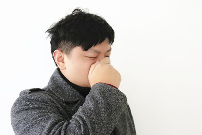 一般会出现头痛、流鼻涕、鼻塞、咽喉肿痛、咳嗽等症状