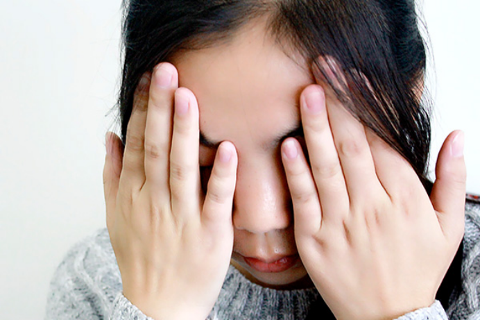 女人肾虚容易腰痛、关节痛、舌头会有齿痕、听力会下降、记忆力也会有所减退