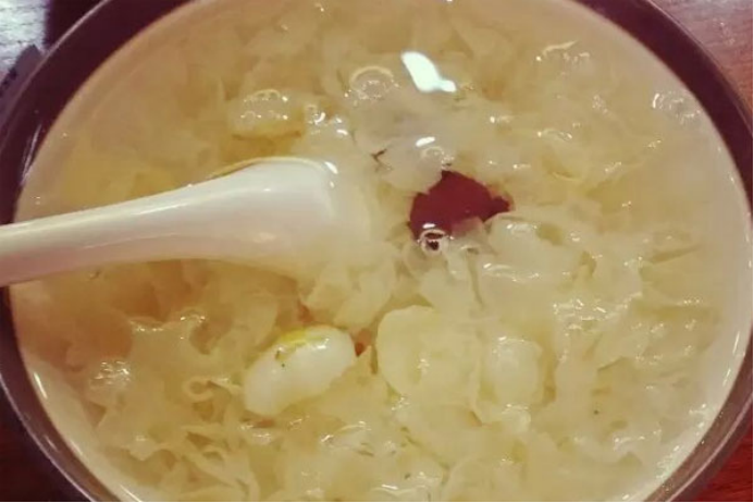银耳红枣汤的功效