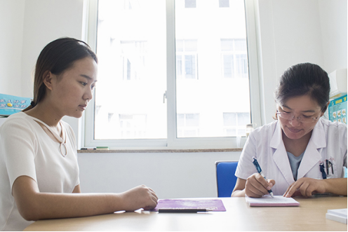 孕期有褐色分泌物是怎么回事 孕期有褐色分泌物是怎么回事