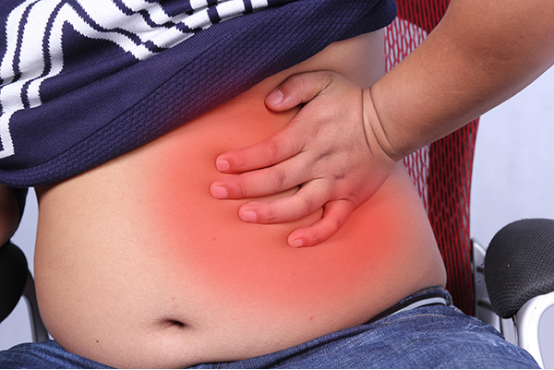 肝脏和胆囊是两个相邻的身体器官,所以找到了肝脏的部位,就能找到胆的部位,一般来说胆是在人们的右边肋骨下面的位置 肝脏和胆囊是两个相邻的身体器官,所以找到了肝脏的部位,就能找到胆的部位,一般来说胆是在人们的右边肋骨下面的位置