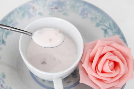 有些肠胃功能较差的人不宜消化乳糖，所以喝完酸奶后出现了拉肚子的现象