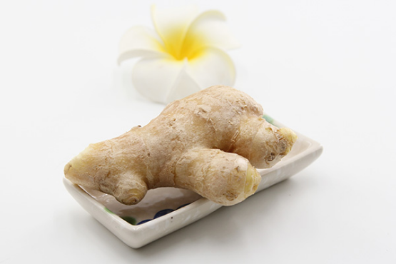 用生姜敷在肚脐上面能够帮助促进五脏六腑的血液循环,促进它们的新陈代谢,这样一来就能够帮助调理肠胃的功能 用生姜敷在肚脐上面能够帮助促进五脏六腑的血液循环,促进它们的新陈代谢,这样一来就能够帮助调理肠胃的功能