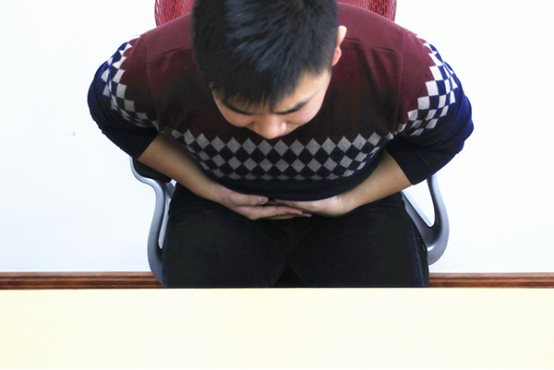 老是拉肚子可能是因为食用了大量生冷的食物或者穿衣较少，导致腹部受凉，所以会拉肚子