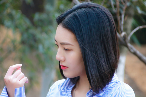 在平时生活中可以用新鲜的生姜来煮成水混合在洗头的水里面,或者是用新鲜的生姜直接擦拭头皮,这样都能够帮助起到去屑的作用 在平时生活中可以用新鲜的生姜来煮成水混合在洗头的水里面,或者是用新鲜的生姜直接擦拭头皮,这样都能够帮助起到去屑的作用