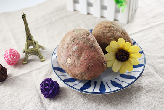 红薯当中也有气化酶的存在，人在食用红薯之后，气化酶就会在人体的胃部产生大量的二氧化碳