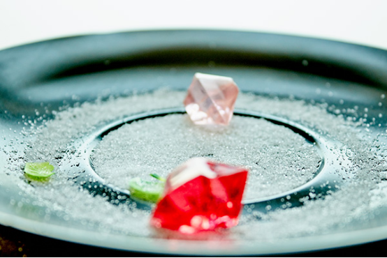 用盐水洗脸有杀菌的作用,这是因为盐有一定的杀菌作用,坚持用盐水洗脸可以减少脸上细菌的堆积 用盐水洗脸有杀菌的作用,这是因为盐有一定的杀菌作用,坚持用盐水洗脸可以减少脸上细菌的堆积