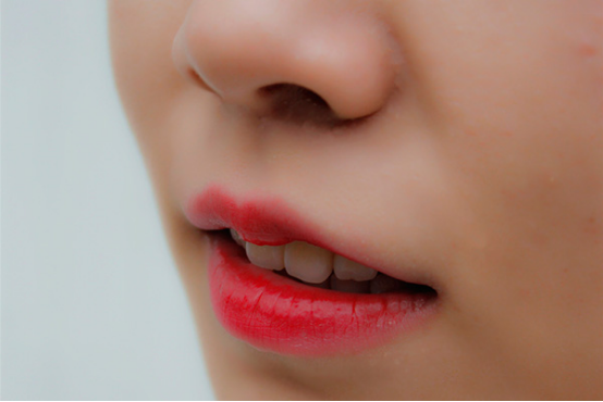 想要消除脸上的法令纹可以通过饮食的方式来进行治疗