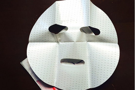 做完面膜是需要洗脸的,因为面膜纸含有一定的化学物质,如果不及时清洗的话,可能会使这些化学物质渗入到皮肤内,影响身体健康 做完面膜是需要洗脸的,因为面膜纸含有一定的化学物质,如果不及时清洗的话,可能会使这些化学物质渗入到皮肤内,影响身体健康