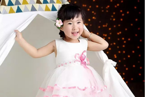 若是腹痛的同时有发热、腹泻、呕吐、头痛的症状，那么应该是淋巴结肿大、淋巴结炎造成的