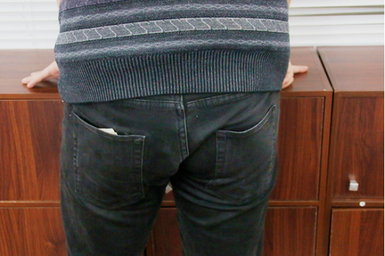 在手背上有个合谷穴，消化不良可以按摩这里，能让肠胃蠕动快一些，这样就能通气了