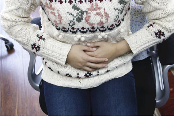 大量食用辛辣生冷刺激的食物，会造成胃部分泌过多的胃酸，也会出现肚子里火烧火燎的症状