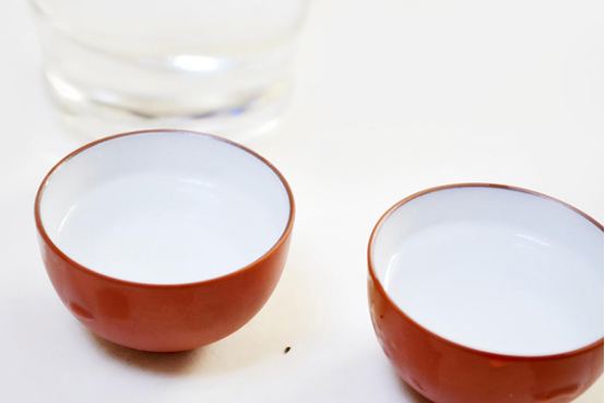 可以喝点白粥，或者是一些不带油脂的清粥，适量喝一些可以暖胃，可以有效的缓解不舒服的感觉