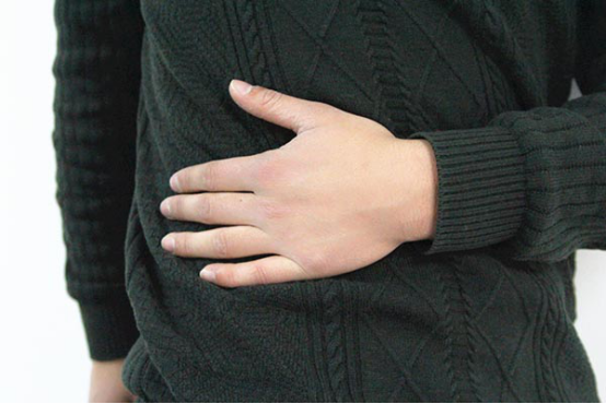 胃反酸不应该出现，只会在大家乱吃东西，或者吃的不对的时候发生。吃的太多就会反酸