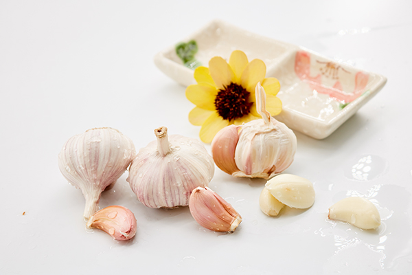 大蒜进入人体后，能够对肠胃产生一定的刺激作用。