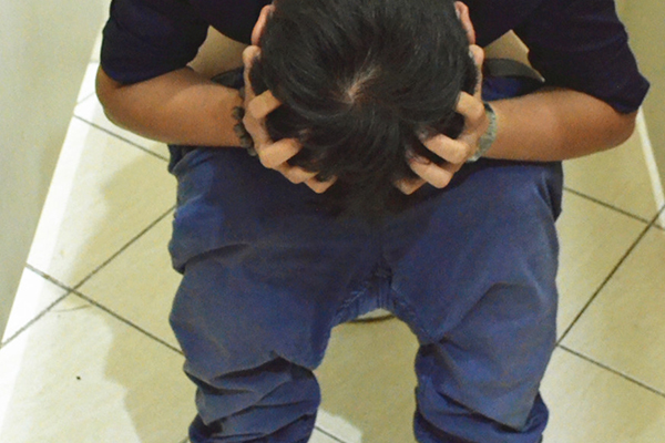 大便解不下来的话，可以用药物治疗的方式，能够起到润滑大便的效果，有助于大便的排出。