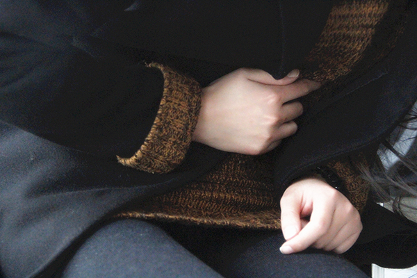 平时身体没有异常情况，在拉屎时拉出白色的像白带可能与近期的饮食习惯有关。