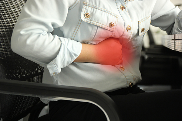 患有十二指肠溃疡的人上腹会出现疼痛感。