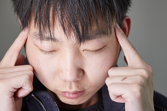 由于工作忙，压力又大，不少人睡不好，就容易太阳穴胀疼，可能还会觉得头晕。太阳穴疼，一般是神经痛，或者血管疼，是过度疲劳，或者情绪太紧张引起的。