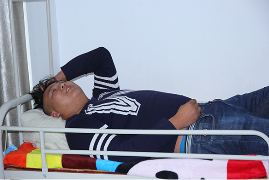 有些男人在睡觉的时候会有出汗的症状，一觉醒来会发现衣服都湿了，有时候难免会引起尴尬。