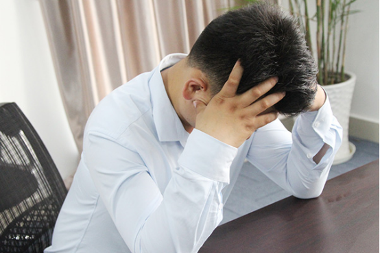 患有脑梗的人最好不要吃辛辣、有刺激性的食物，因为这些食物可能会刺激脑部的神经，导致病情加重。