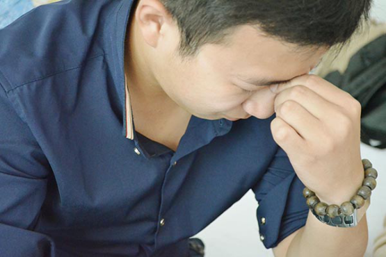 由于劳累过度、情绪激动以及不适当睡眠等，容易出现偏头痛的现象，虽然偏头痛不是大的疾病，但是对于人们的正常生活，以及工作工作状态都会造成影响。