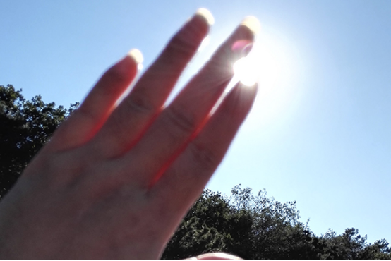 经常晒太阳能够促进人体的健康，改善人的心情，能够预防抑郁症的出现。晒太阳还可以促进人体对钙元素的吸收，能够有效预防中老年人患有骨质疏松等疾病。