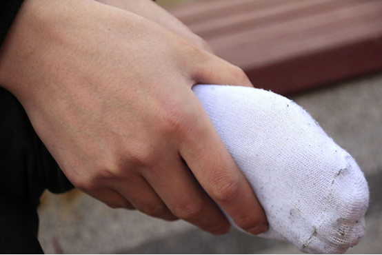 少数人长期食用过量辛辣刺激的食物，身体容易上火，因此手脚的汗液分泌也比较多。